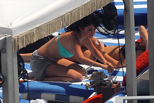 selena-gomez-dien-bikini-goi-cam-tam-nang-ben-ho