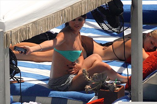 selena-gomez-dien-bikini-goi-cam-tam-nang-ben-ho