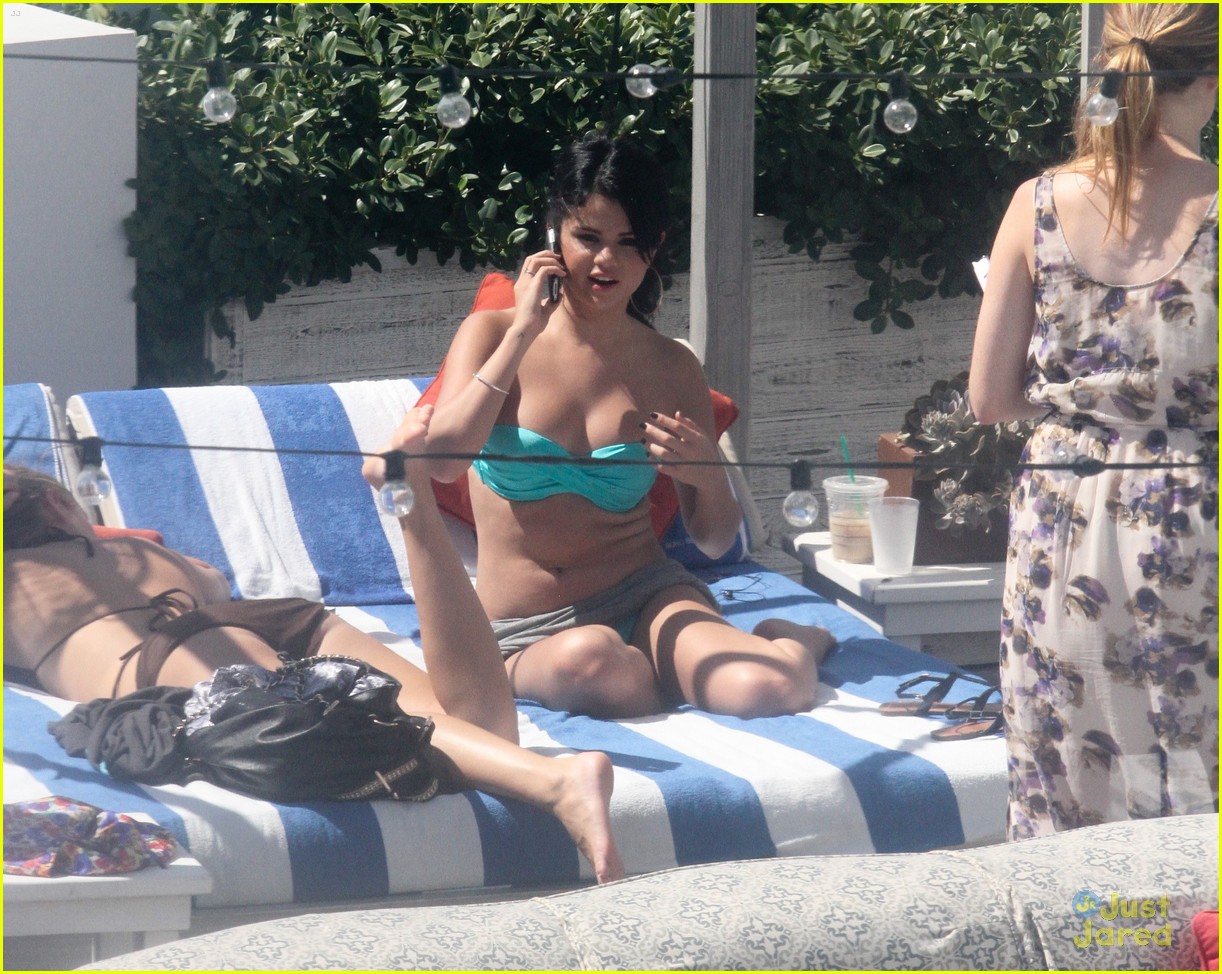 selena-gomez-dien-bikini-goi-cam-tam-nang-ben-ho