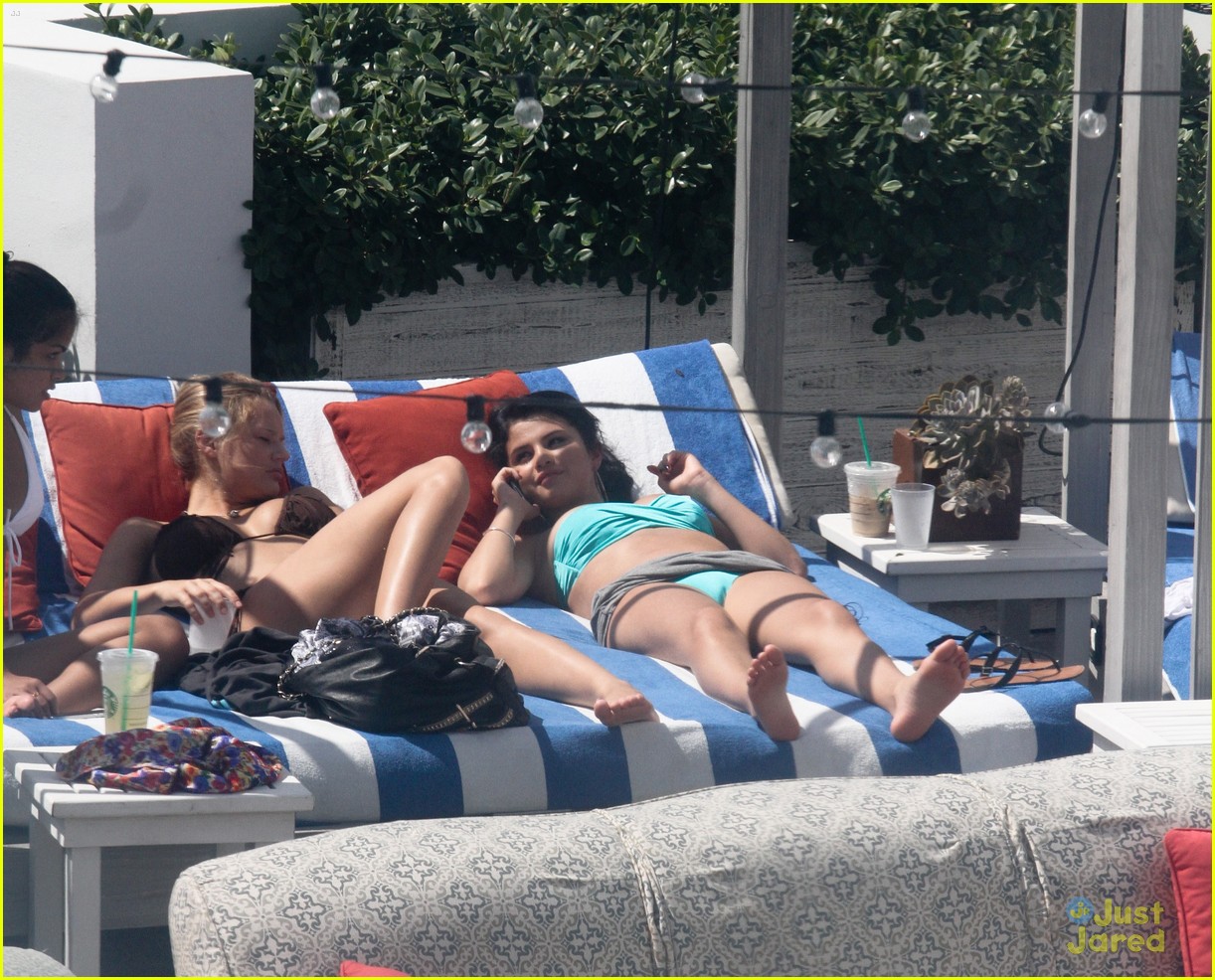 selena-gomez-dien-bikini-goi-cam-tam-nang-ben-ho