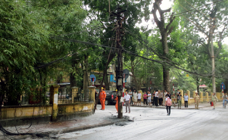 ha-noi-nao-loan-vi-cot-dien-boc-chay-sat-truong-tieu-hoc