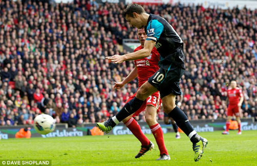 dem-nay-van-persie-se-lai-hanh-ha-liverpool