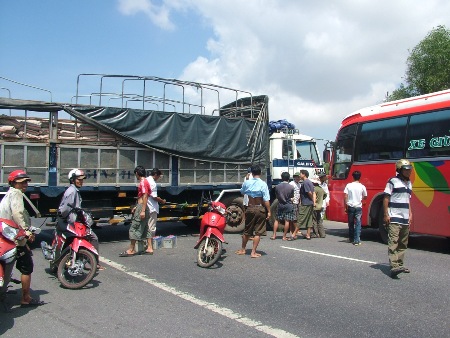 quang-binh-xe-tai-chet-may-ngang-duong-quoc-lo-ach-tac-gan-chuc-km