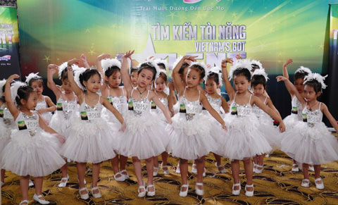 nhieu-thi-sinh-nhi-tham-gia-vns-got-talent-2012