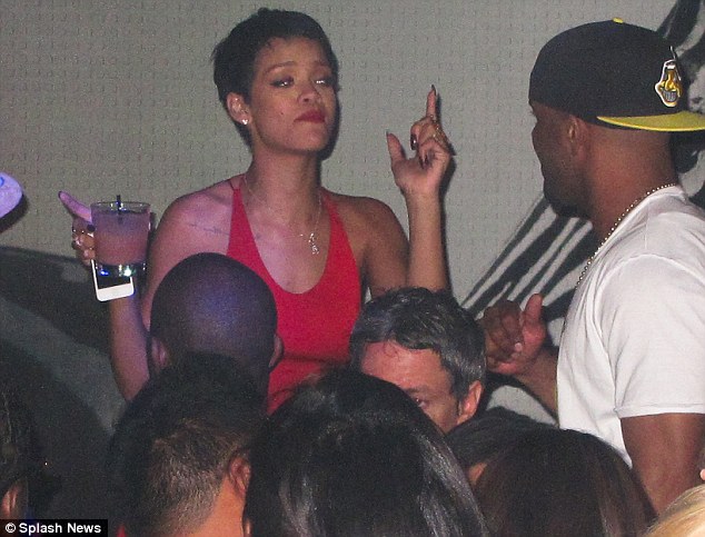 rihanna-non-mua-vi-uong-qua-nhieu-tai-hop-dem