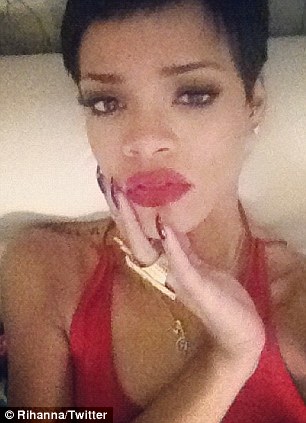 rihanna-non-mua-vi-uong-qua-nhieu-tai-hop-dem