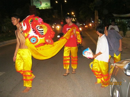 quang-binh-phat-hoang-xem-cac-doi-lan-nhi-tung-hoanh-giua-duong