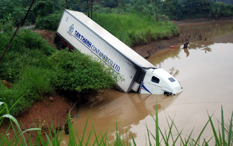 co-vuot-xe-o-doan-cua-tay-ao-container-cam-dau-xuong-ho