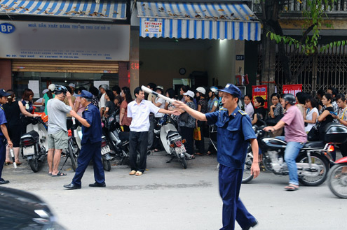 xep-hang-mua-banh-trung-thu-nhu-thoi-bao-cap