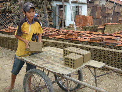 chum-anh-roi-nuoc-mat-canh-lao-dong-co-cuc-cua-tre-em-vn