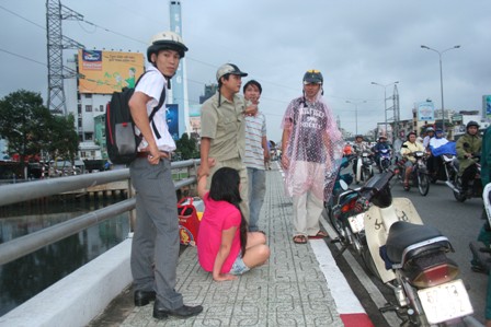 noi-long-nguoi-me-tre-muon-nhay-cau-de-chon-vui-noi-kho