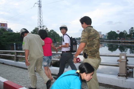 noi-long-nguoi-me-tre-muon-nhay-cau-de-chon-vui-noi-kho