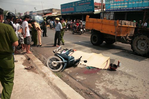 giat-minh-vi-tieng-coi-bi-xe-tai-can-chet