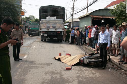 giat-minh-vi-tieng-coi-bi-xe-tai-can-chet