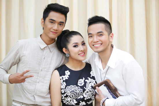 hau-truong-thi-sinh-vietnam-idol-nhi-nho-ben-nhau