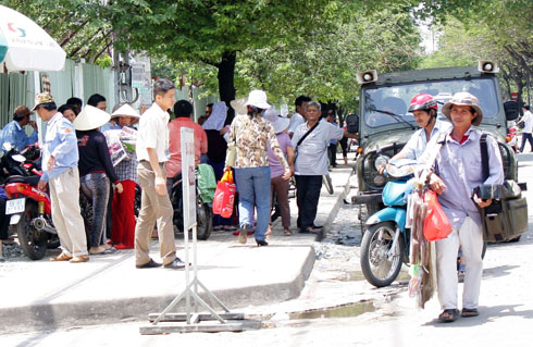 tranh-nhau-cho-ban-hang-ba-bau-bi-dap-vao-bung-truoc-cong-bv tranh-nhau-cho-ban-hang-ba-bau-bi-dap-vao-bung-truoc-cong-bv