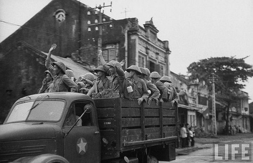 chum-anh-song-cung-lich-su-trong-ngay-giai-phong-thu-do chum-anh-song-cung-lich-su-trong-ngay-giai-phong-thu-do