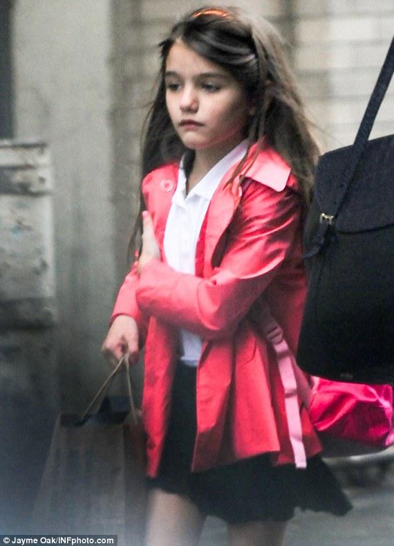 suri-cruise-iu-xiu-khi-tu-truong-tro-ve-nha