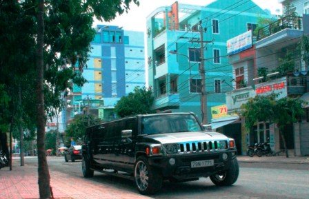 can-canh-xe-hummer-h3-dai-gan-chuc-met-tai-nha-trang