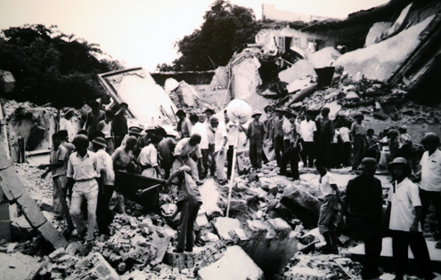 khoanh-khac-ha-noi-bi-rai-bom-nam-1972