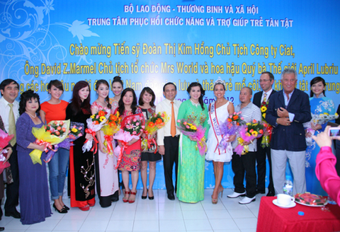 diem-huong-cung-mrsworld-trao-qua-tu-thien