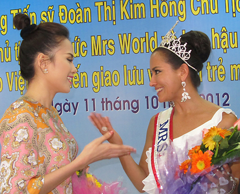 diem-huong-cung-mrsworld-trao-qua-tu-thien