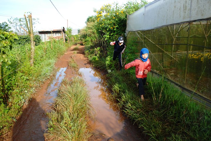 cau-be-co-doi-mat-bup-be-phai-di-bo-10km-de-den-truong