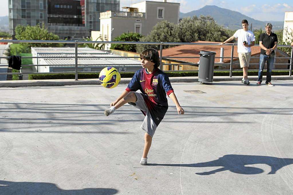 messi-choi-bong-cung-cau-be-khong--ban-chan