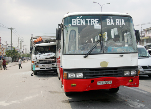 xe-tai-dam-oto-khach-hang-tram-nguoi-hoang-so