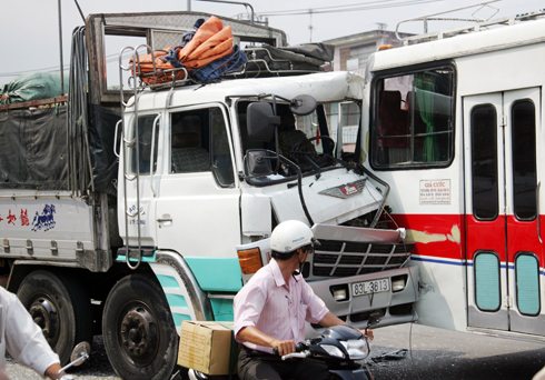 xe-tai-dam-oto-khach-hang-tram-nguoi-hoang-so