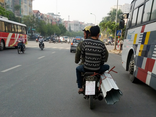 xe-may-bien-so-la-cho-cong-kenh-tren-pho-ha-noi