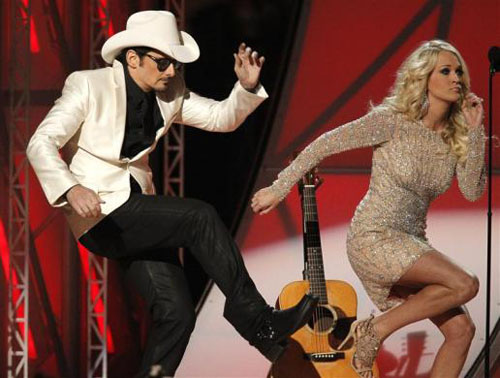 brad-paisley-va-carrie-underwood-bieu-dien-gangnam-style-tai-cmas-2012