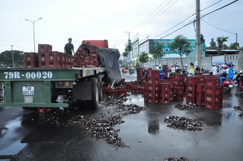 Đà Nẵng:  Bia chảy như suối trên đường 1