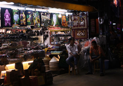 Bán bia kèm... vũ nữ múa cột 8