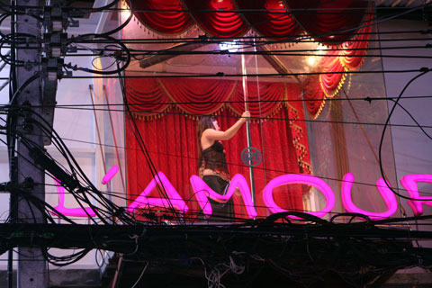 Bán bia kèm... vũ nữ múa cột 6