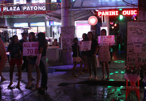 Bán bia kèm... vũ nữ múa cột 7