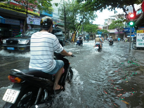 Mưa lớn 2 giờ, người Đà Nẵng bì bõm lội nước 3