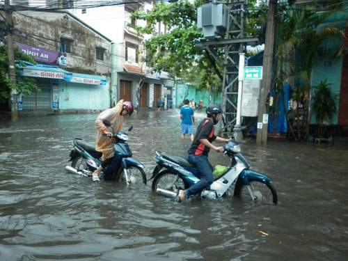 Mưa lớn 2 giờ, người Đà Nẵng bì bõm lội nước 5