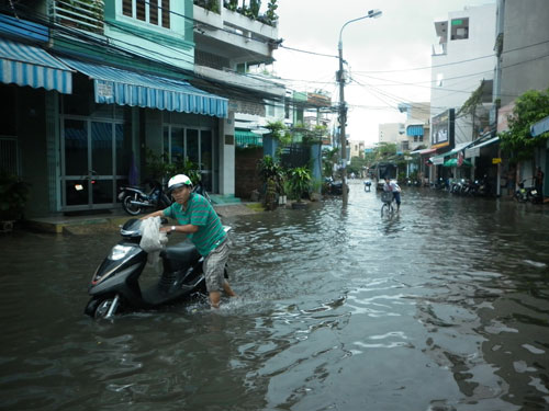 Mưa lớn 2 giờ, người Đà Nẵng bì bõm lội nước 6