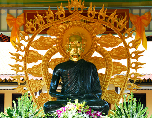 Tượng Phật hoàng bằng ngọc lớn nhất Việt Nam 1