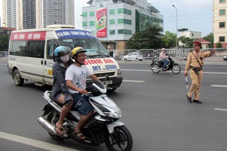 Hà Nội: CSGT “điểm huyệt” xe khách chạy như… rùa bò 1