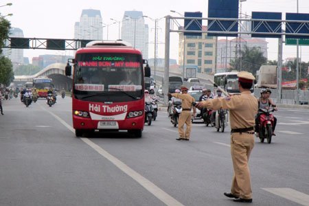 Hà Nội: CSGT “điểm huyệt” xe khách chạy như… rùa bò 2