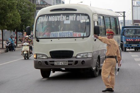 Hà Nội: CSGT “điểm huyệt” xe khách chạy như… rùa bò 3