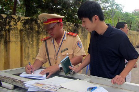 Hà Nội: CSGT “điểm huyệt” xe khách chạy như… rùa bò 5