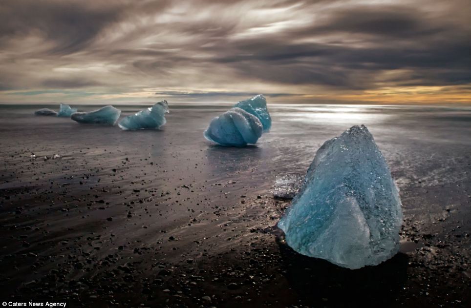 Sắc xanh hút hồn của những tảng băng trôi ở Iceland 15