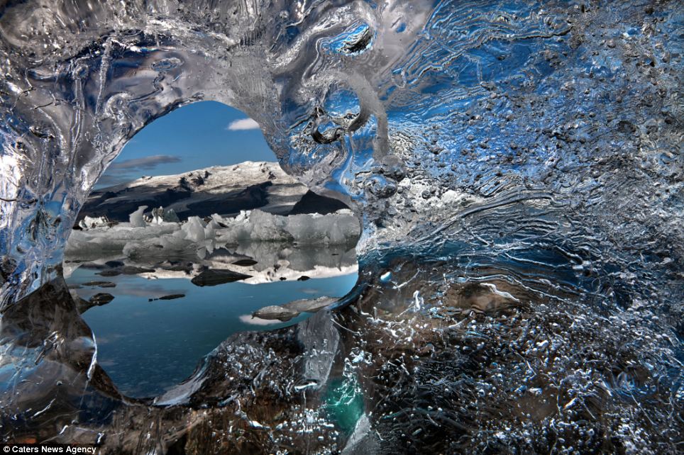Sắc xanh hút hồn của những tảng băng trôi ở Iceland 1
