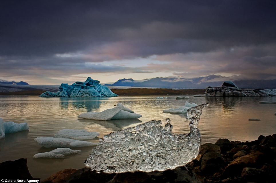 Sắc xanh hút hồn của những tảng băng trôi ở Iceland 11