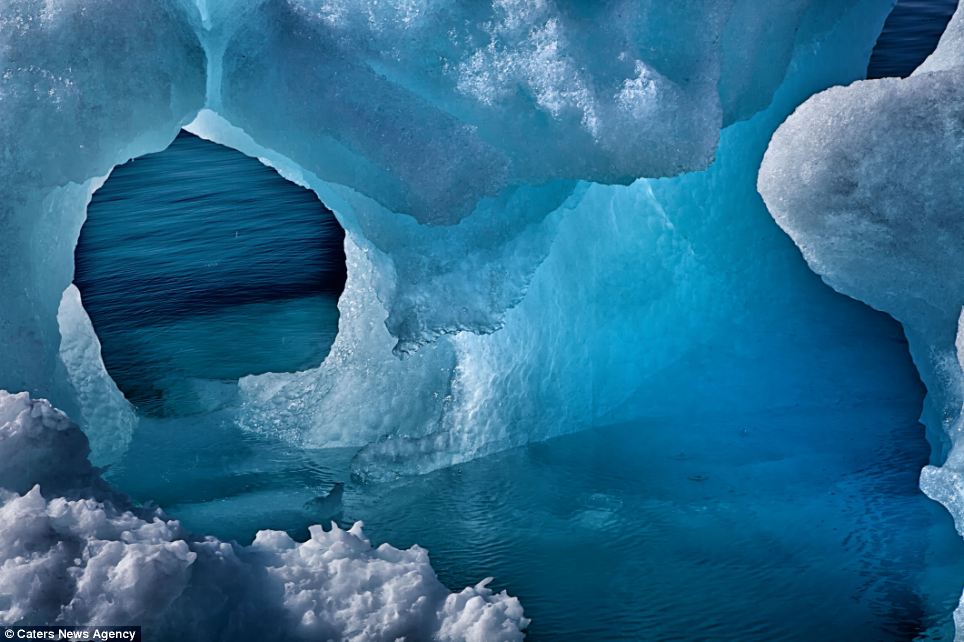 Sắc xanh hút hồn của những tảng băng trôi ở Iceland 12