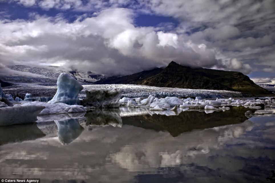 Sắc xanh hút hồn của những tảng băng trôi ở Iceland 13