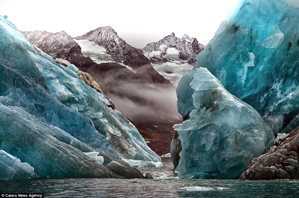 Sắc xanh hút hồn của những tảng băng trôi ở Iceland 2